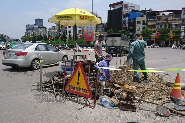 Công nhân đội nắng vá đường ống nước giữa ngã 6 Hà Nội - Ảnh 5.