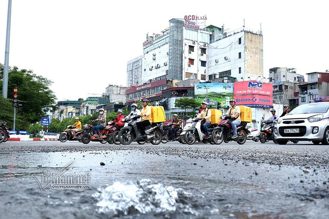 Vỡ ống nước ở ngã 6 Hà Nội, nước chảy như suối giữa phố - Ảnh 5.