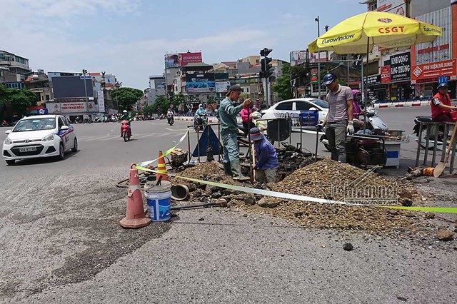 Công nhân đội nắng vá đường ống nước giữa ngã 6 Hà Nội - Ảnh 8.