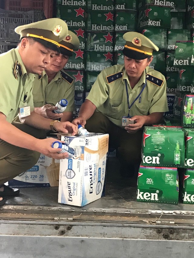 Thu giữ hơn 7 ngàn chai bia Heineken và 15 ngàn chai sữa Ensure có dấu hiệu vi phạm về an toàn thực phẩm - Ảnh 1.
