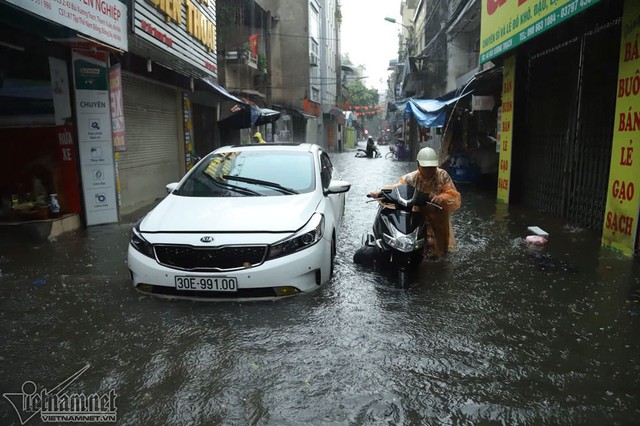 Hà Nội mưa cực to, xe máy chìm nghỉm trong biển nước - Ảnh 2.