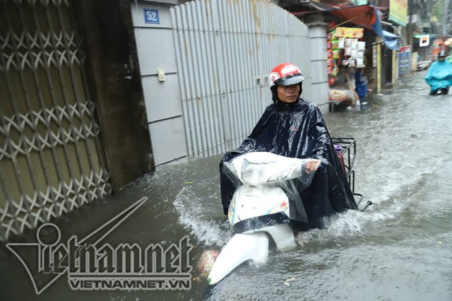Hà Nội mưa cực to, xe máy chìm nghỉm trong biển nước - Ảnh 13.
