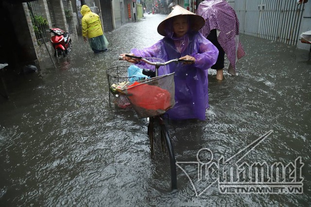Hà Nội mưa cực to, xe máy chìm nghỉm trong biển nước - Ảnh 14.
