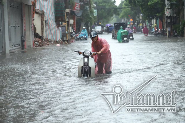 Hà Nội mưa cực to, xe máy chìm nghỉm trong biển nước - Ảnh 15.