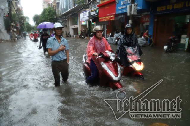 Hà Nội mưa cực to, xe máy chìm nghỉm trong biển nước - Ảnh 17.