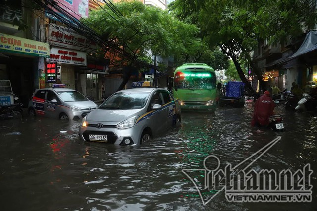 Hà Nội mưa cực to, xe máy chìm nghỉm trong biển nước - Ảnh 19.