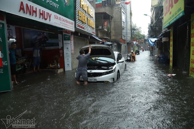 Hà Nội mưa cực to, xe máy chìm nghỉm trong biển nước - Ảnh 3.