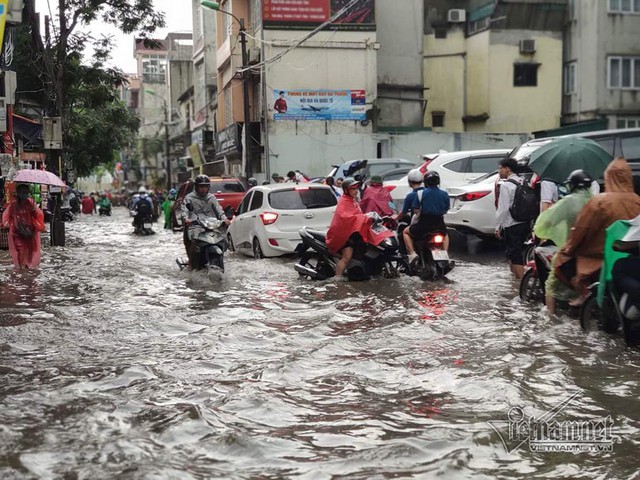 Hà Nội mưa cực to, xe máy chìm nghỉm trong biển nước - Ảnh 21.