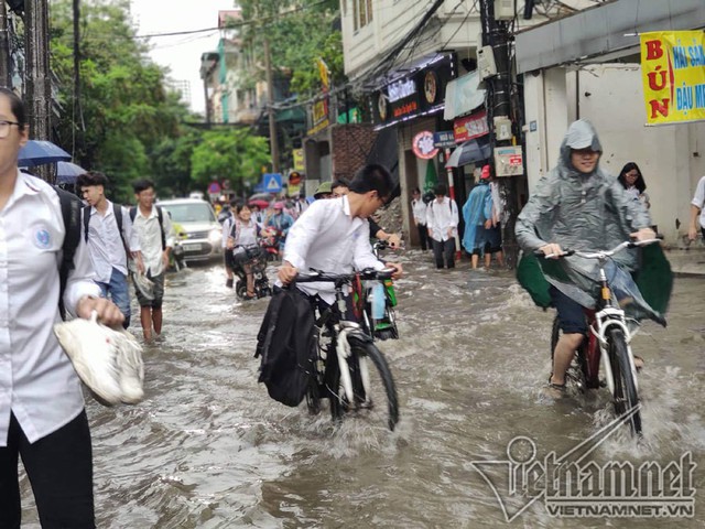 Hà Nội mưa cực to, xe máy chìm nghỉm trong biển nước - Ảnh 22.