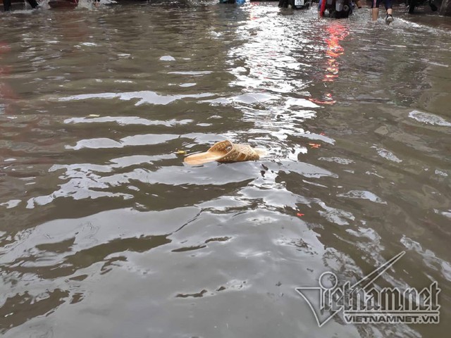 Hà Nội mưa cực to, xe máy chìm nghỉm trong biển nước - Ảnh 23.