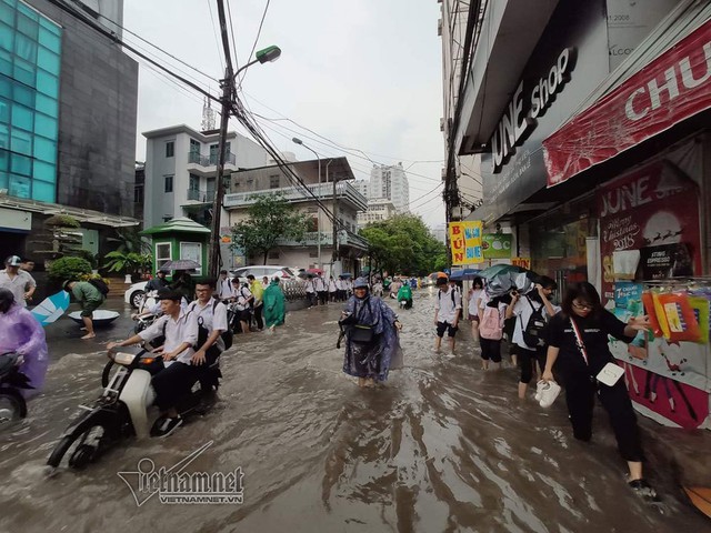Hà Nội mưa cực to, xe máy chìm nghỉm trong biển nước - Ảnh 24.