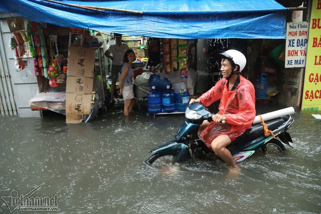 Hà Nội mưa cực to, xe máy chìm nghỉm trong biển nước - Ảnh 4.