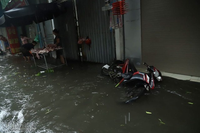 Hà Nội mưa cực to, xe máy chìm nghỉm trong biển nước - Ảnh 6.