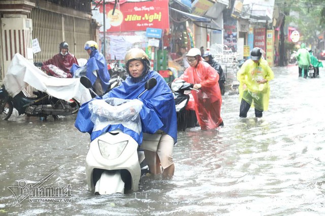 Hà Nội mưa cực to, xe máy chìm nghỉm trong biển nước - Ảnh 8.