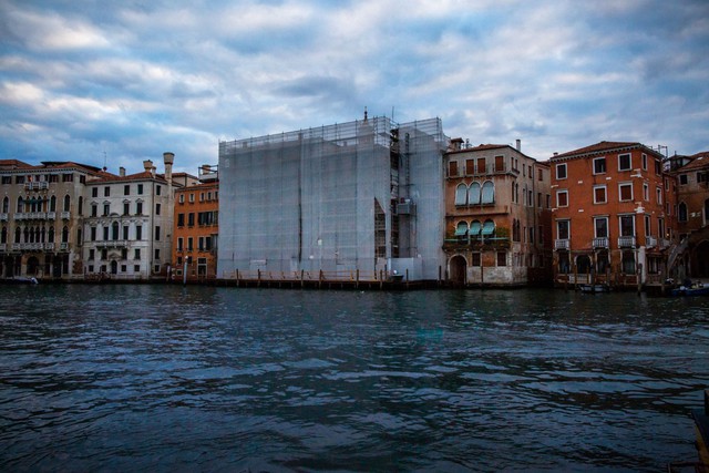 Venice và cái chết dai dẳng do tiền: Chật chội vì khách du lịch khi dân số sụt giảm nghiêm trọng, lũ lụt xảy ra thường xuyên, người dân nghi ngờ dự án xây đập ngăn lũ trì trệ là do tham nhũng - Ảnh 3.