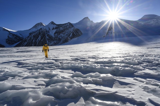 Hành trình chinh phục Everest của nhà thám hiểm Cory Richards được vinh danh  - Ảnh 1.