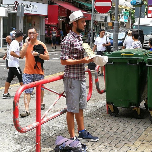 Loạt ảnh về đại dịch Tây ba lô ăn xin đang lan truyền khắp châu Á: Hãy cho tôi tiền đi vòng quanh thế giới - Ảnh 3.