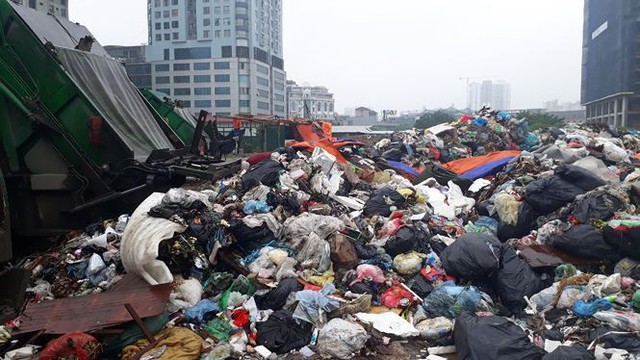 Ám ảnh rác thải chất như núi, bịt kín đường phố Hà Nội - Ảnh 6.