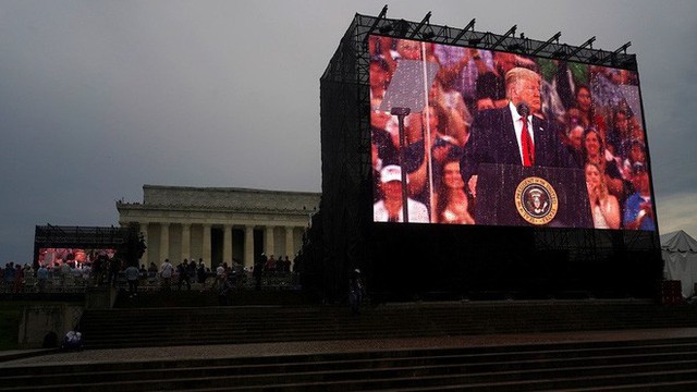 Máy nhắc chữ gây đại họa cho Tổng thống Trump trong lễ kỷ niệm Quốc khánh - Ảnh 1. Máy nhắc chữ gây đại họa cho Tổng thống Trump trong lễ kỷ niệm Quốc khánh - Ảnh 1.