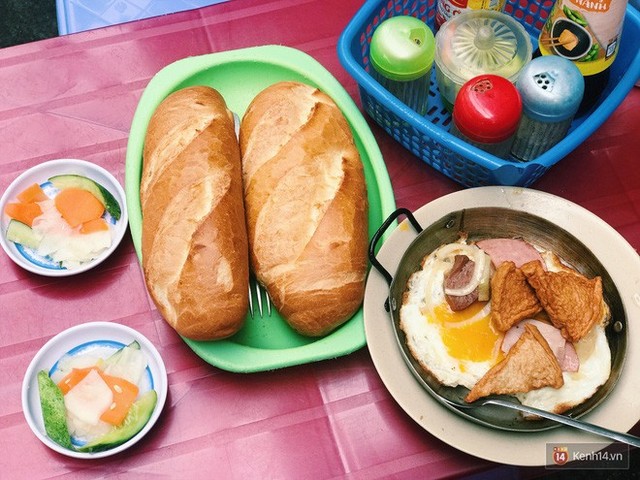 8 cột mốc biến bánh mì Việt từ món ăn vay mượn thành chiếc bánh mì ngon nhất thế giới - Ảnh 2.