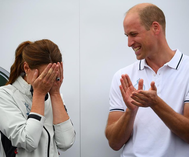 Sự thật đằng sau khoảnh khắc Công nương Kate ôm mặt xấu hổ, Hoàng tử William đứng bên cạnh không thể nhịn cười - Ảnh 2.
