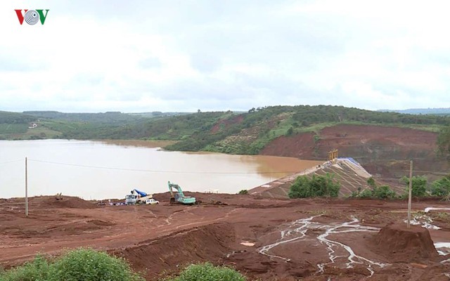 Hình ảnh đường dẫn vào hồ đập thủy điện Đăk Sin 1 sạt lở do mưa lũ ở Đắc Nông - Ảnh 1.