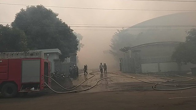 Đang cháy lớn ở khu công nghiệp Phú Tài, Bình Định - Ảnh 1.