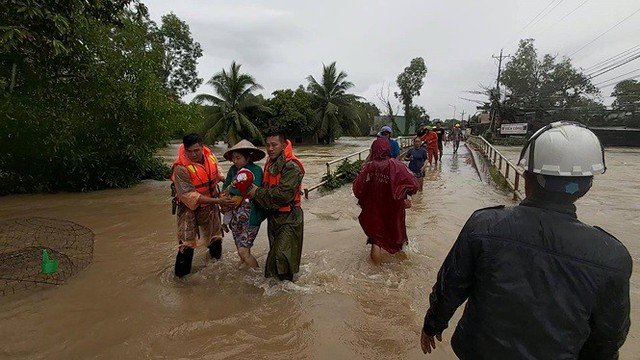 Toàn cảnh người dân đảo ngọc quay cuồng trong trận lũ lịch sử ở Phú Quốc - Ảnh 1.