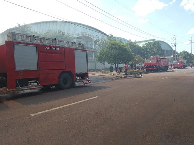 Đang cháy lớn ở khu công nghiệp Phú Tài, Bình Định - Ảnh 3.
