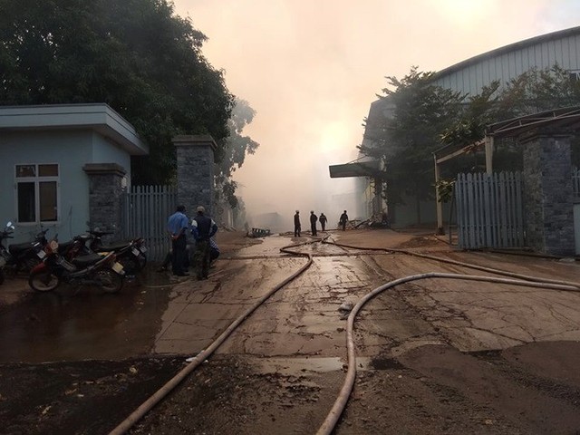 Đang cháy lớn ở khu công nghiệp Phú Tài, Bình Định - Ảnh 4.
