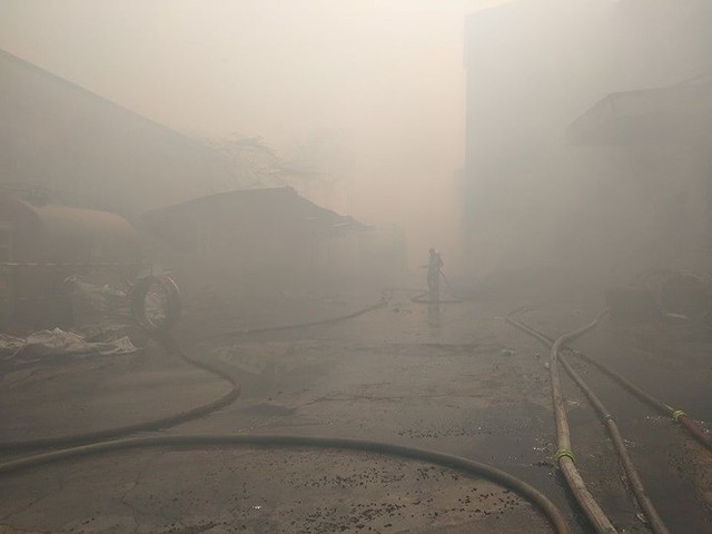 Đang cháy lớn ở khu công nghiệp Phú Tài, Bình Định - Ảnh 5.