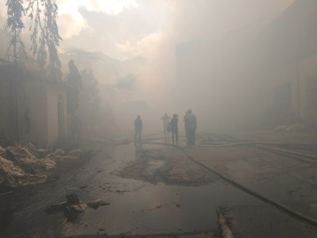 Đang cháy lớn ở khu công nghiệp Phú Tài, Bình Định - Ảnh 7.