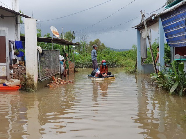 Toàn cảnh người dân đảo ngọc quay cuồng trong trận lũ lịch sử ở Phú Quốc - Ảnh 7.