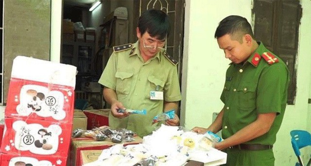 Thu giữ số lượng lớn bánh Trung thu siêu rẻ nhập lậu ở Hà Nội - Ảnh 1.