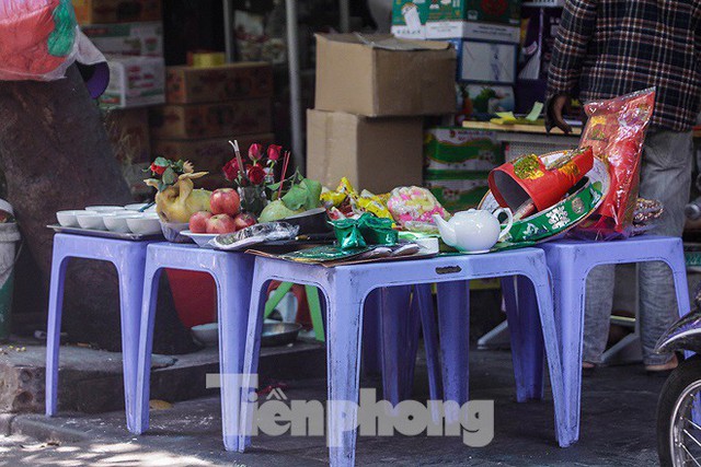 Hè phố Hà Nội đỏ lửa cúng Rằm tháng bảy - Ảnh 10.