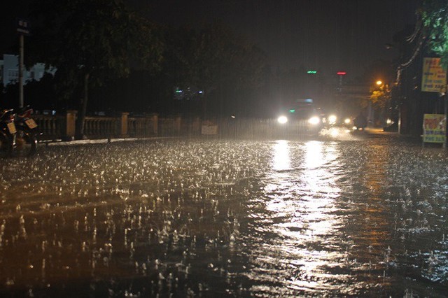 Nhà dân Hà Nội mênh mông nước vì mưa lớn vào đêm muộn ngày Vu lan - Ảnh 2.