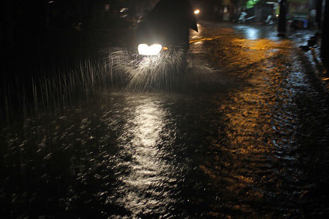 Nhà dân Hà Nội mênh mông nước vì mưa lớn vào đêm muộn ngày Vu lan - Ảnh 6.