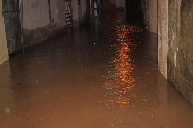 Nhà dân Hà Nội mênh mông nước vì mưa lớn vào đêm muộn ngày Vu lan - Ảnh 7.