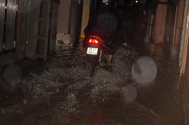 Nhà dân Hà Nội mênh mông nước vì mưa lớn vào đêm muộn ngày Vu lan - Ảnh 8.