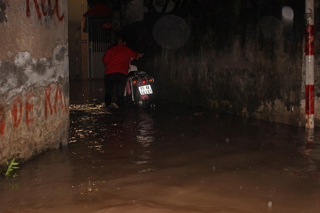 Nhà dân Hà Nội mênh mông nước vì mưa lớn vào đêm muộn ngày Vu lan - Ảnh 9.
