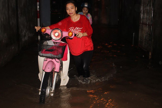 Nhà dân Hà Nội mênh mông nước vì mưa lớn vào đêm muộn ngày Vu lan - Ảnh 10.