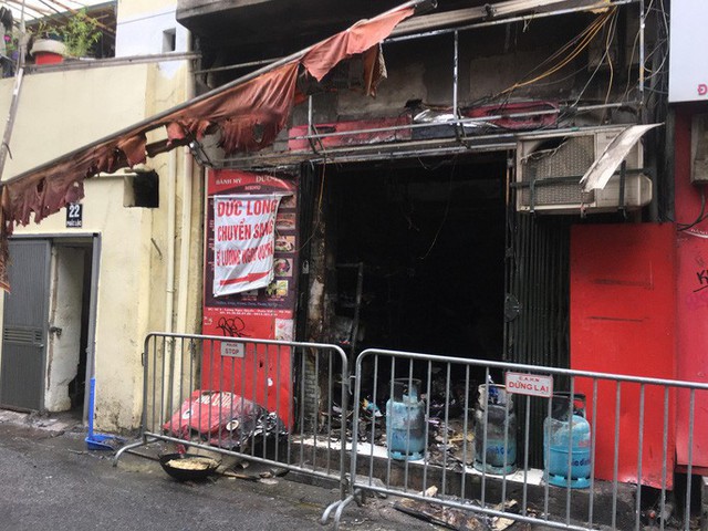  Sau tiếng nổ lớn, lửa bao trùm cửa hàng bánh trong phố cổ Hàng Buồm  - Ảnh 1.