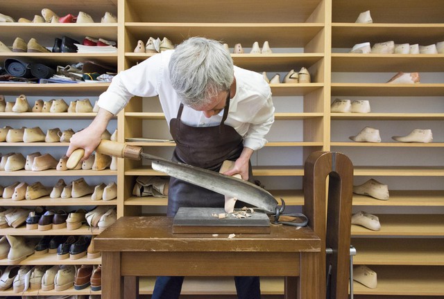 Quy trình chế tác giày bespoke giá nghìn USD của Berluti - anh em cùng nhà với Louis Vuitton: Mất 9 tháng và 250 công đoạn để làm ra tuyệt phẩm! - Ảnh 1.