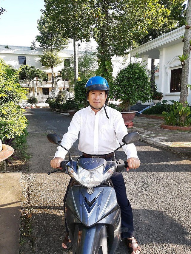 Chủ tịch Đồng Tháp lý giải đi xe máy đến công sở - Ảnh 1.