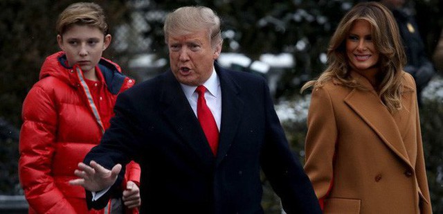 Tổng thống Trump nắm tay vợ đầy tình cảm sau kì nghỉ hè nhưng cậu út Barron lại chiếm spotlight với ngoại hình khác lạ - Ảnh 6.