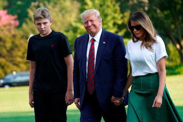Tổng thống Trump nắm tay vợ đầy tình cảm sau kì nghỉ hè nhưng cậu út Barron lại chiếm spotlight với ngoại hình khác lạ - Ảnh 9.