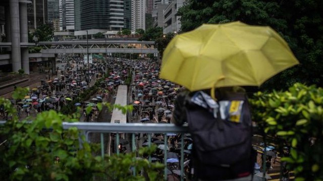 Hệ lụy biểu tình kéo dài, khách Hong Kong đến Việt Nam giảm mạnh - Ảnh 2.