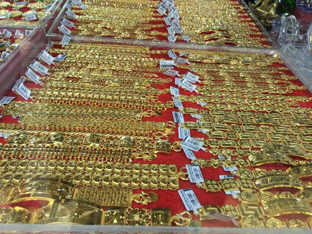 Giá vàng lại biến động mạnh, giảm sâu dưới ngưỡng 42 triệu đồng/lượng - Ảnh 1.