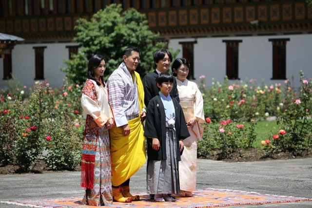 Hoàng hậu Bhutan đọ sắc Thái tử phi Nhật Bản nhưng 2 Hoàng tử nhỏ mới là tâm điểm chú ý, khiến người dùng mạng rần rần - Ảnh 1.