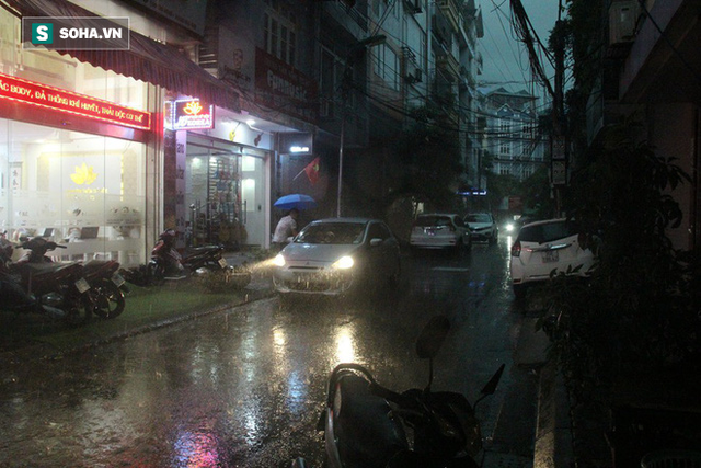 Trời Hà Nội tối đen trong cơn mưa chiều, hàng loạt xe bật đèn lưu thông - Ảnh 1.